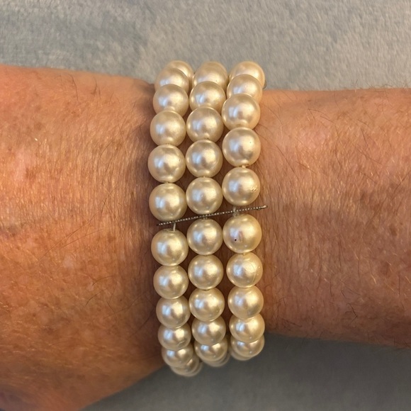 Luxurious White and Gold Multi-Strand Bracelet - Picture 3 of 4